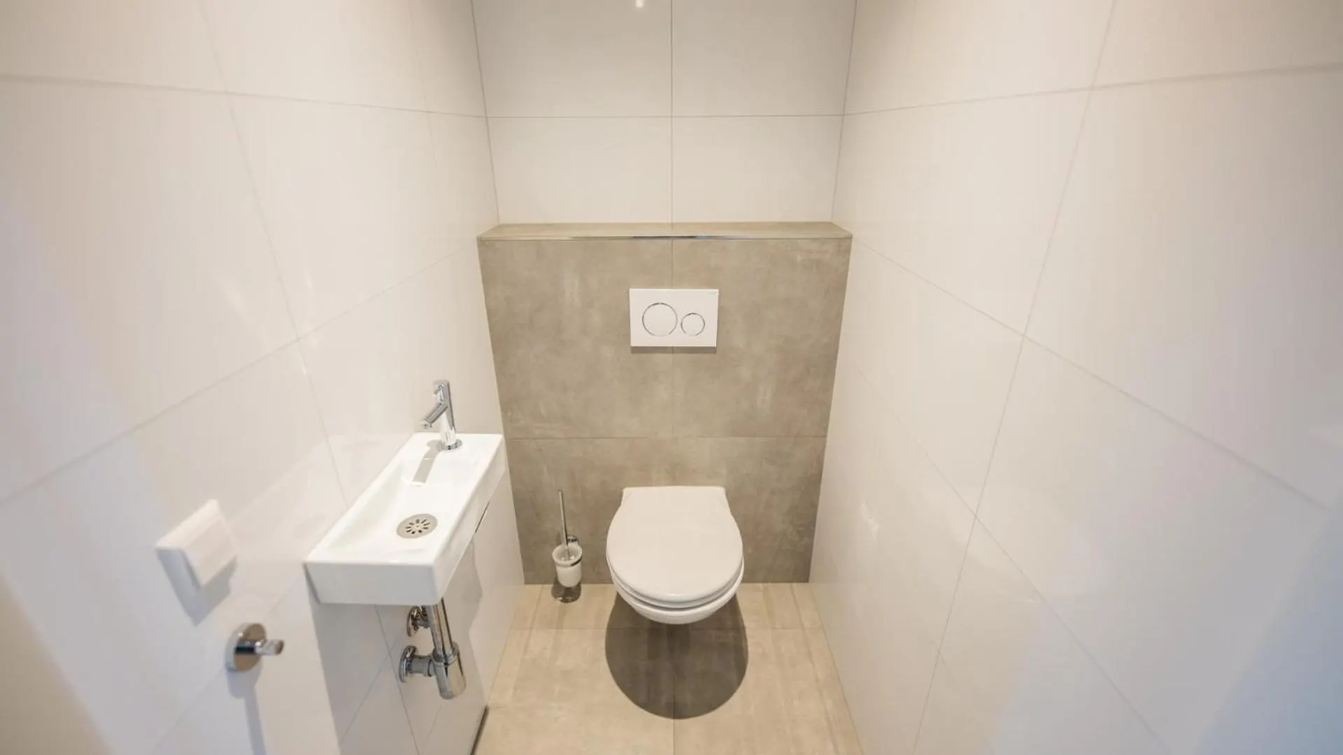 Ample 3 Bedroom Apartment Rotterdam