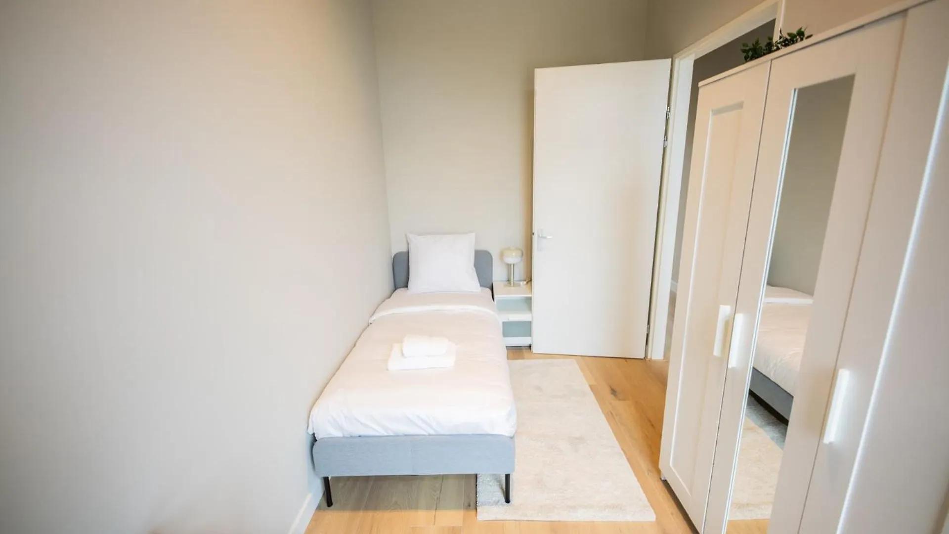 Ample 3 Bedroom Apartment Rotterdam Netherlands