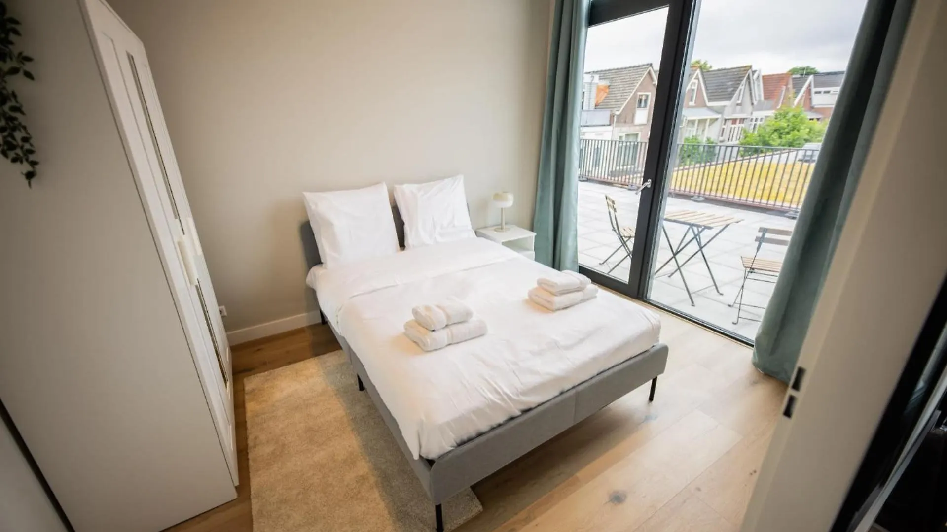 Ample 3 Bedroom Apartment Rotterdam
