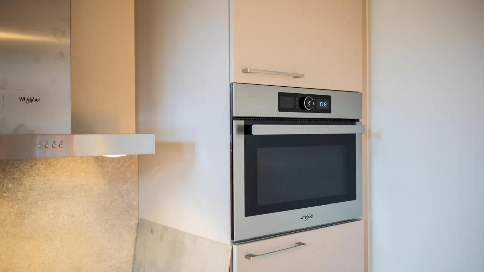 Ample 3 Bedroom Apartment Rotterdam Netherlands